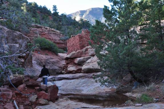 Fazendo uma das muitas trilhas na região do Oak Creek Canyon, em Sedona, no Arizona, Estados Unidos